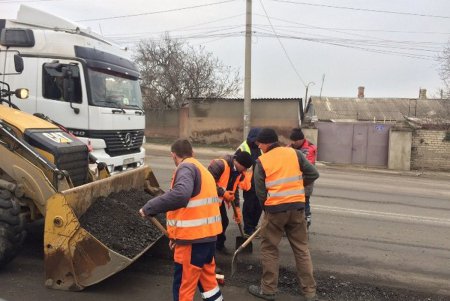 Объездная дорога в Одессе переживает ямочный ремонт (фото)
