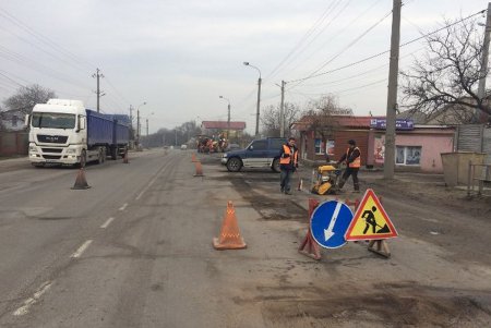 Объездная дорога в Одессе переживает ямочный ремонт (фото)