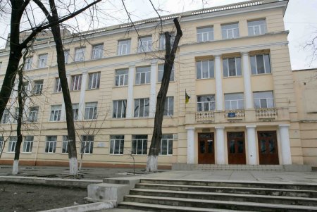 Одна из одесских школ огораживается от ЧП (фоторепортаж)