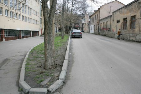 Одна из одесских школ огораживается от ЧП (фоторепортаж)