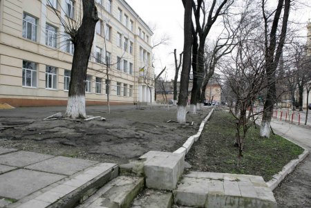 Одна из одесских школ огораживается от ЧП (фоторепортаж)