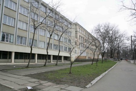 Одна из одесских школ огораживается от ЧП (фоторепортаж)