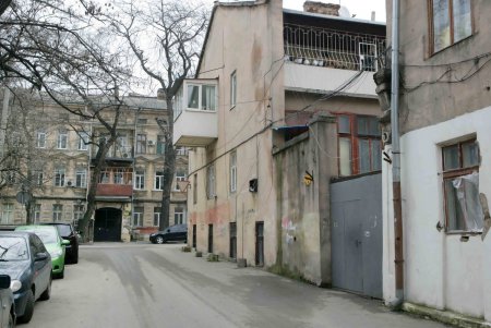 Одна из одесских школ огораживается от ЧП (фоторепортаж)