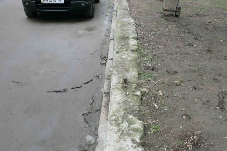 Одна из одесских школ огораживается от ЧП (фоторепортаж)
