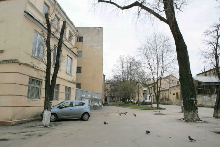 Одна из одесских школ огораживается от ЧП (фоторепортаж)