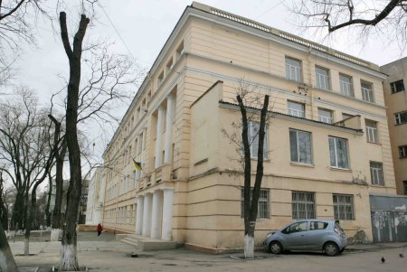 Одна из одесских школ огораживается от ЧП (фоторепортаж)