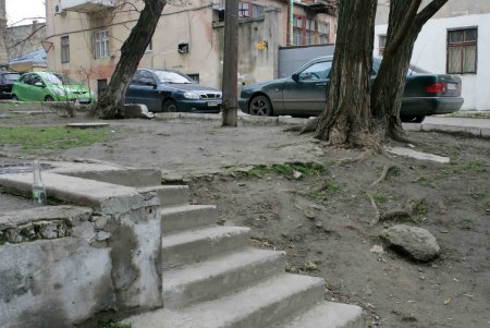 Одна из одесских школ огораживается от ЧП (фоторепортаж)