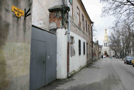 Одна из одесских школ огораживается от ЧП (фоторепортаж)
