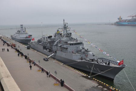 Турецкие военные корабли пробивались в Одессу сквозь туман (фото)