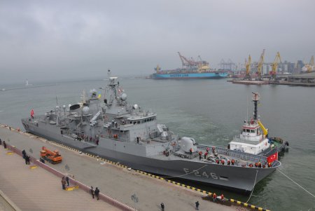 Турецкие военные корабли пробивались в Одессу сквозь туман (фото)