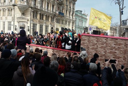 Одесса зажигает: центр города заполонили клоуны и супергерои (фото)