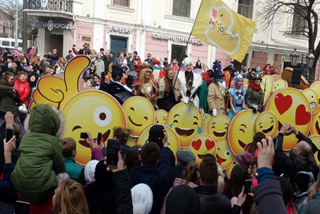 Одесса зажигает: центр города заполонили клоуны и супергерои (фото)