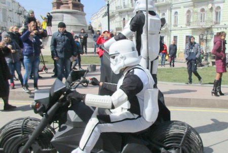 В Одессе ударили юморинным автопробегом по унынию и хандре (фото)