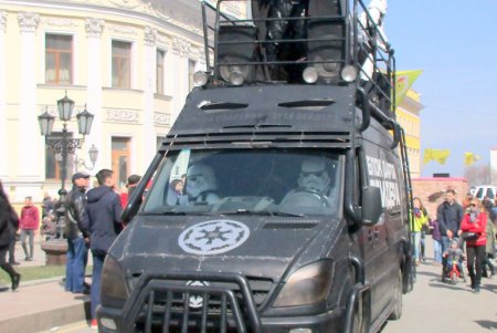 В Одессе ударили юморинным автопробегом по унынию и хандре (фото)
