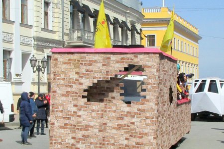 В Одессе ударили юморинным автопробегом по унынию и хандре (фото)