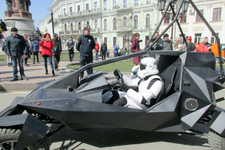 В Одессе ударили юморинным автопробегом по унынию и хандре (фото)