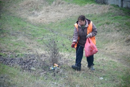 Одесские коммунальщики приводят в порядок железнодорожные и автомобильные въезды в город (фото)