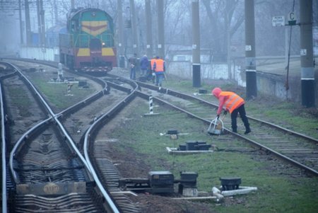 Одесские коммунальщики приводят в порядок железнодорожные и автомобильные въезды в город (фото)