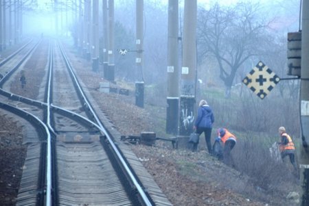 Одесские коммунальщики приводят в порядок железнодорожные и автомобильные въезды в город (фото)