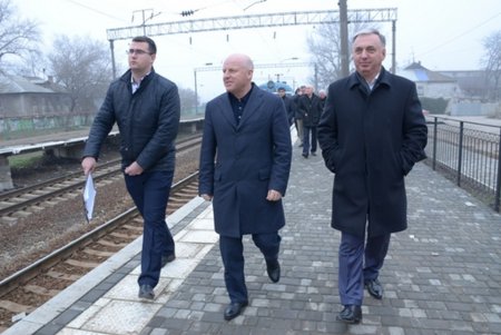 Одесские коммунальщики приводят в порядок железнодорожные и автомобильные въезды в город (фото)