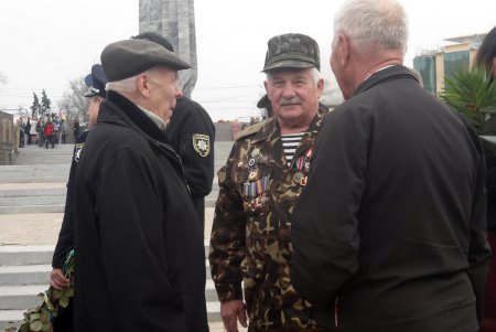 В День освобождения Одессы горожане возложили цветы к стеле «Крылья Победы» (фото)