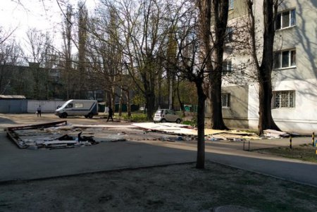 Городские власти демонтировали самострой на Варненской (фото)