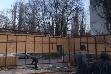 Городские власти демонтировали самострой на Варненской (фото)