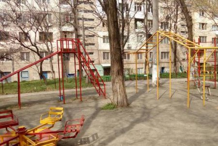 Больше тысячи сотрудников коммунальных служб провели весенний субботник (фото)
