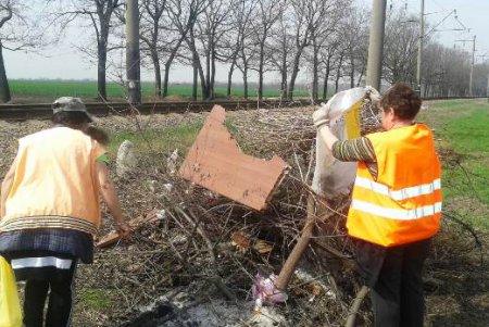 Больше тысячи сотрудников коммунальных служб провели весенний субботник (фото)