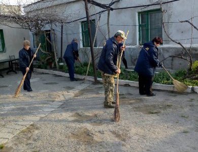 Больше тысячи сотрудников коммунальных служб провели весенний субботник (фото)