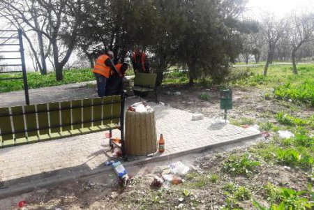 Больше тысячи сотрудников коммунальных служб провели весенний субботник (фото)