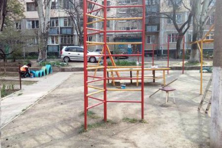Больше тысячи сотрудников коммунальных служб провели весенний субботник (фото)