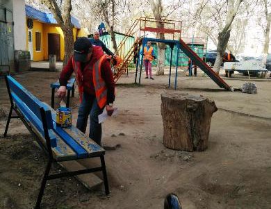 Больше тысячи сотрудников коммунальных служб провели весенний субботник (фото)