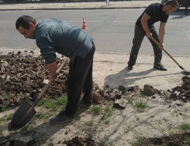 Больше тысячи сотрудников коммунальных служб провели весенний субботник (фото)