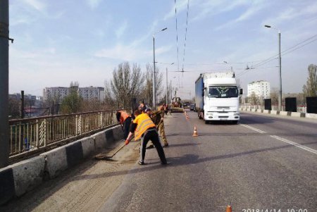 Больше тысячи сотрудников коммунальных служб провели весенний субботник (фото)