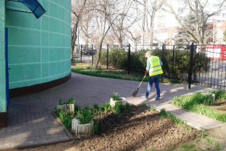 Больше тысячи сотрудников коммунальных служб провели весенний субботник (фото)