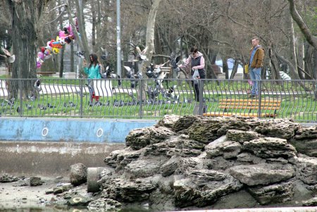 Большой пруд парка Победы высох до лета (фоторепортаж)