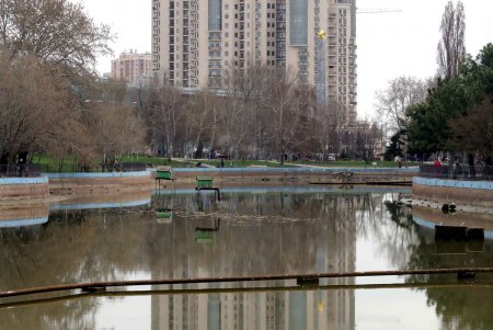 Большой пруд парка Победы высох до лета (фоторепортаж)