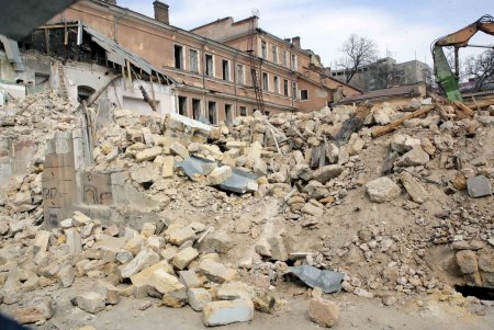 Центр Одессы попал под ковш экскаватора (фоторепортаж)