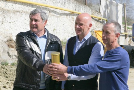 На Большом Фонтане Одессы торжественно «поселили» капсулу времени (фоторепортаж)