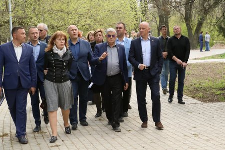 Геннадий Труханов проинспектировал капремонт Новощепного ряда и благоустройство Преображенского парка  (фото)