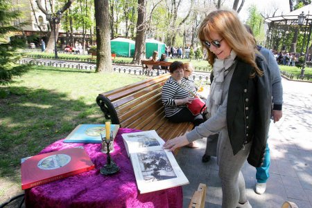 Одесские дети читают всегда, читают везде (фоторепортаж)