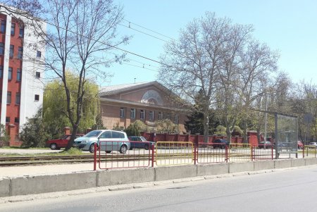В Приморском районе приводят в порядок пешеходные ограждения (фото)