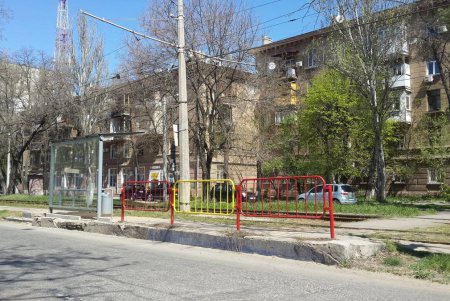 В Приморском районе приводят в порядок пешеходные ограждения (фото)