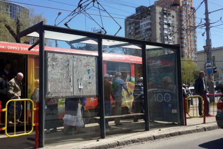В Приморском районе приводят в порядок пешеходные ограждения (фото)