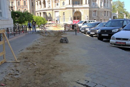 Улица имени Дюка переживает грандиозный ремонт тротуаров (фоторепортаж)