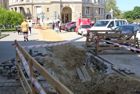 Улица имени Дюка переживает грандиозный ремонт тротуаров (фоторепортаж)