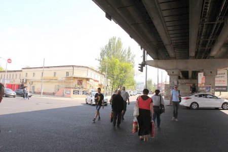 Остановка у Пересыпского моста стала доступней для слабовидящих пассажиров (фото)