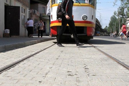 Остановка у Пересыпского моста стала доступней для слабовидящих пассажиров (фото)