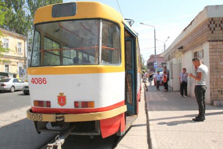 Остановка у Пересыпского моста стала доступней для слабовидящих пассажиров (фото)